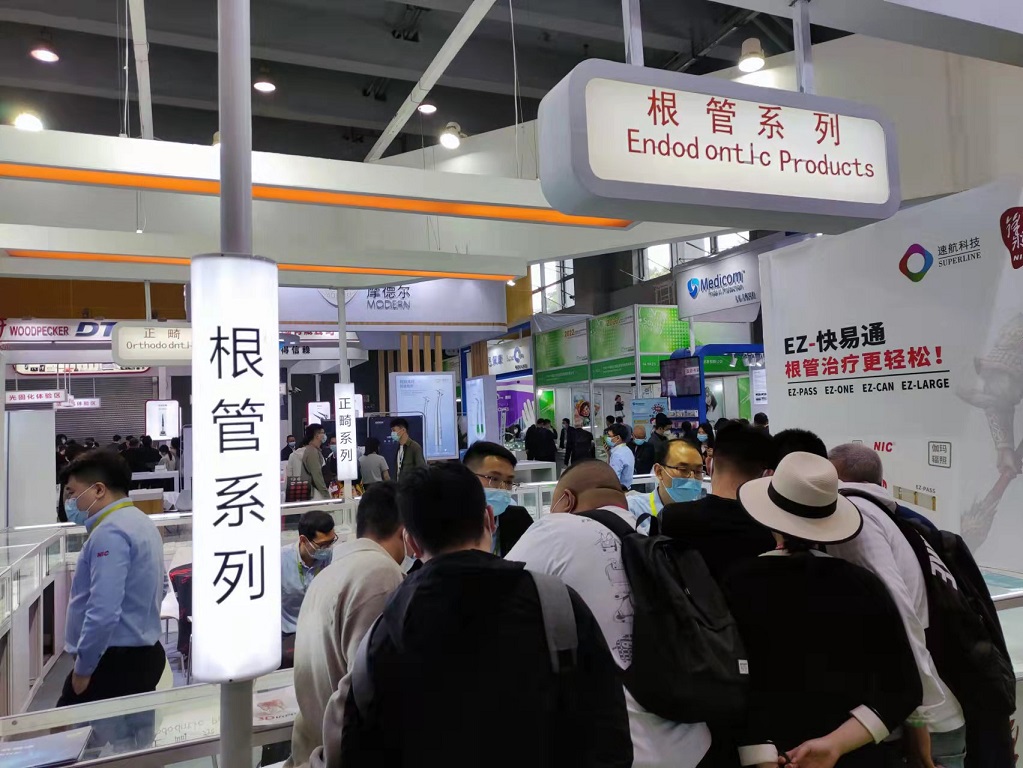 風(fēng)雨同舟聚羊城，迎難而上共前行